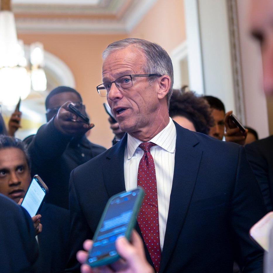 Trump hosts Senate Republicans at renovated White House as the shutdown drags into fourth week